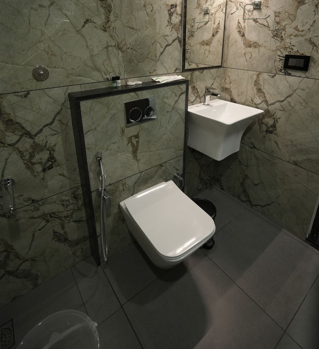 Standard Double Room bathroom and amenities at Time Square Inn